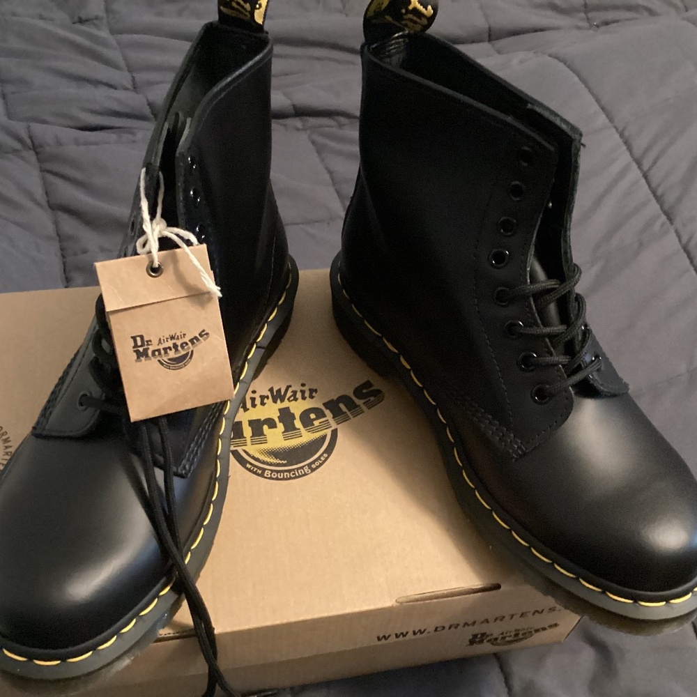 NWT Dr. Martens 1460 Smooth Leather Lace-up Boots